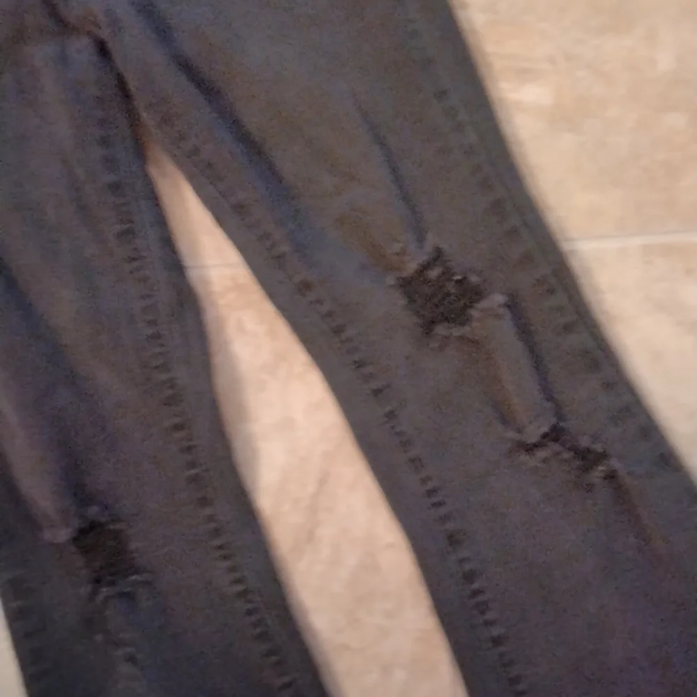 Almost Famous Ripped Jeans. Size 1 - Picture 4 of 6